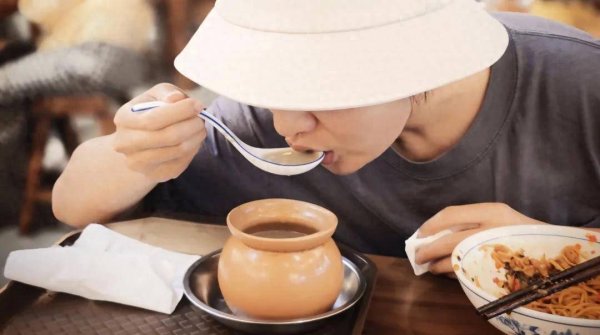 恒瑞盈 吃饭时这个习惯，让你的血糖坐上“过山车”！很多人中招